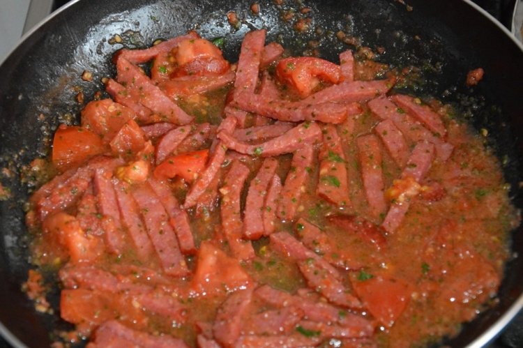 Подливка с колбасой и кетчупом