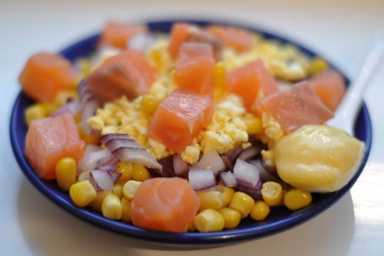 ПП салат с красной рыбой, яйцами и кукурузой
