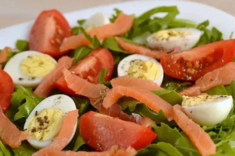 ПП салат с красной рыбой, помидорами и перепелиными яйцами