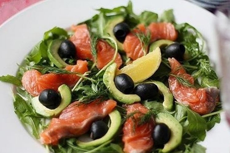 ПП салат с красной рыбой и оливками