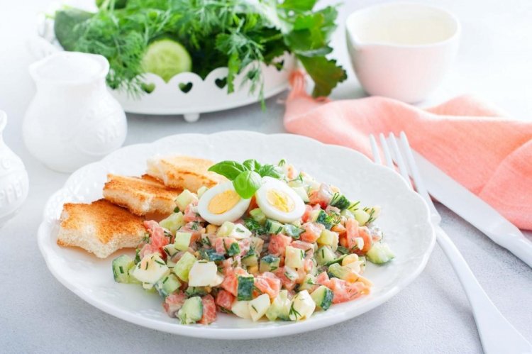 ПП салат с красной рыбой, яйцами и огурцами