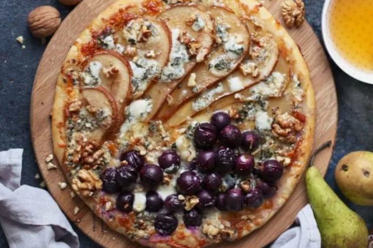 Пицца с грушей, горгонзолой и виноградом