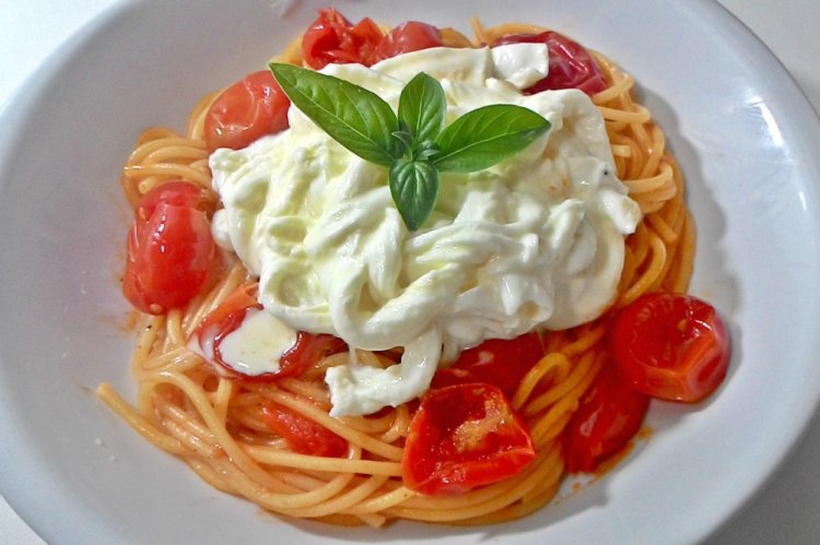Спагетти в томатном соусе со страчателлой