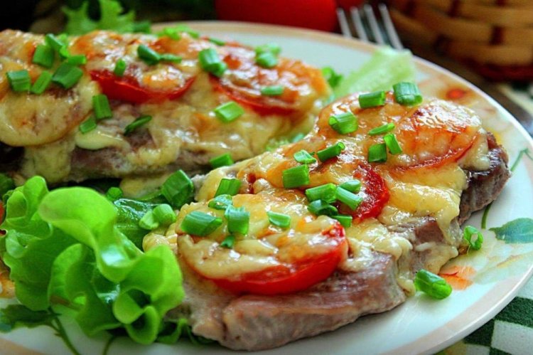Свиная корейка с помидорами и сыром на сковороде