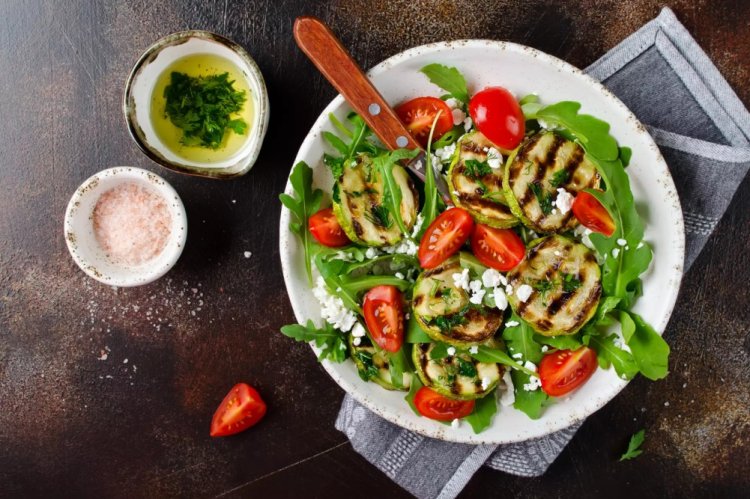 Салат с овощами-гриль и клубникой