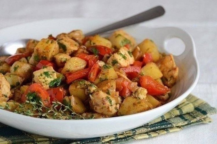 Курица с картошкой и овощами на сковороде