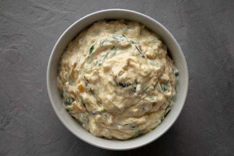 Сливочный соус с луком и чесноком