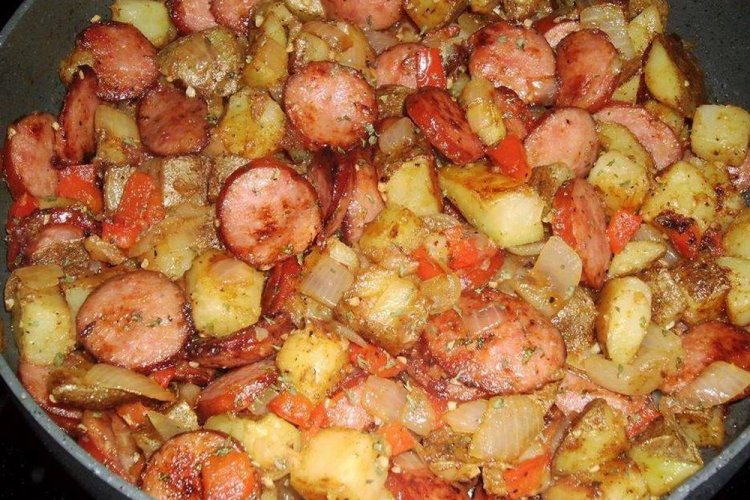 Жареная картошка с шампиньонами и сосисками