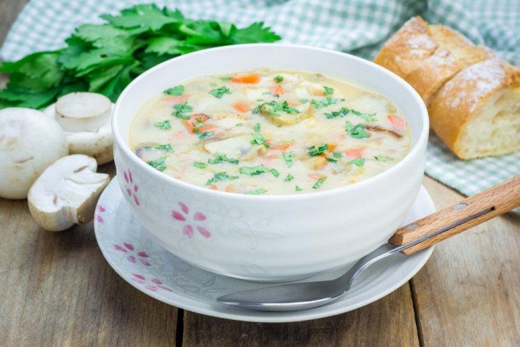 Сливочный суп с курицей и шампиньонами
