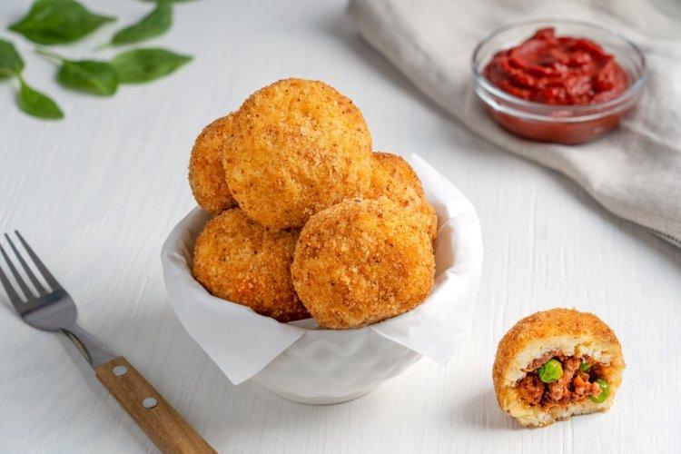 Аранчини с фаршем и зеленым горошком