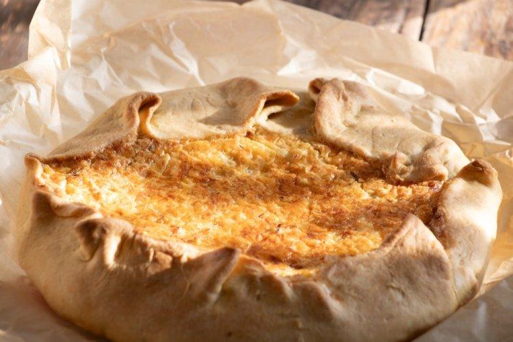 Творожная галета с яйцом и луком