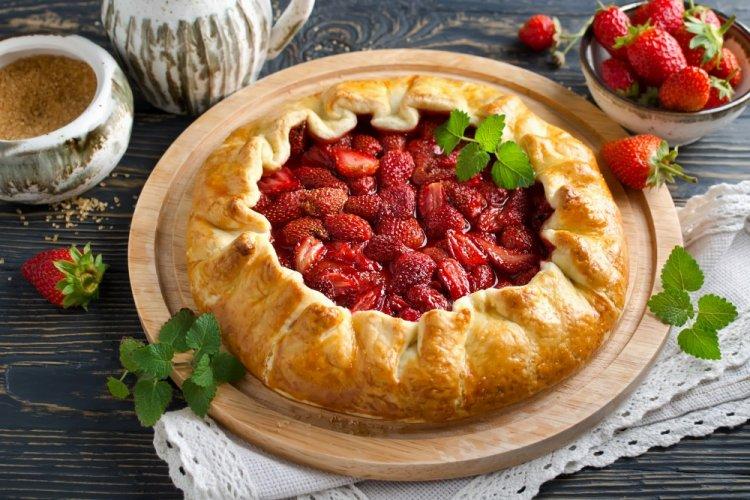 Творожная галета с клубникой
