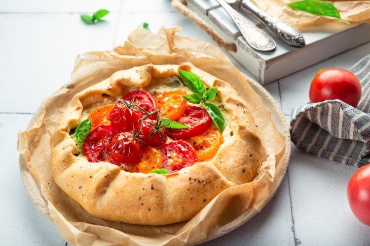 Творожная галета с помидорами