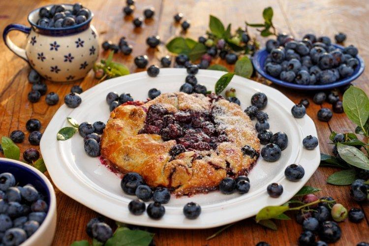 Творожная галета с черникой и сливочным сыром