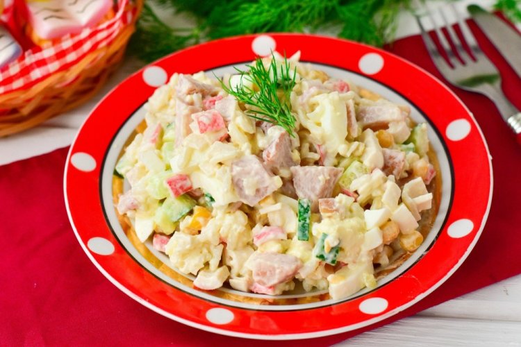 Салат с крабовыми палочками и курицей