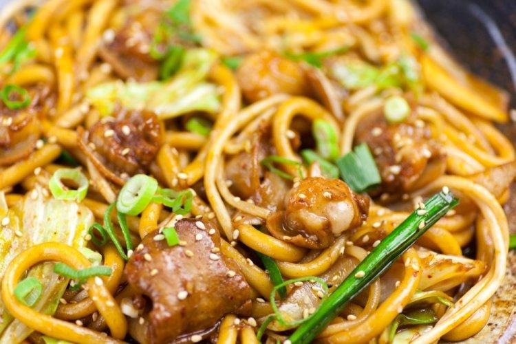 Удон с говядиной и пекинской капустой