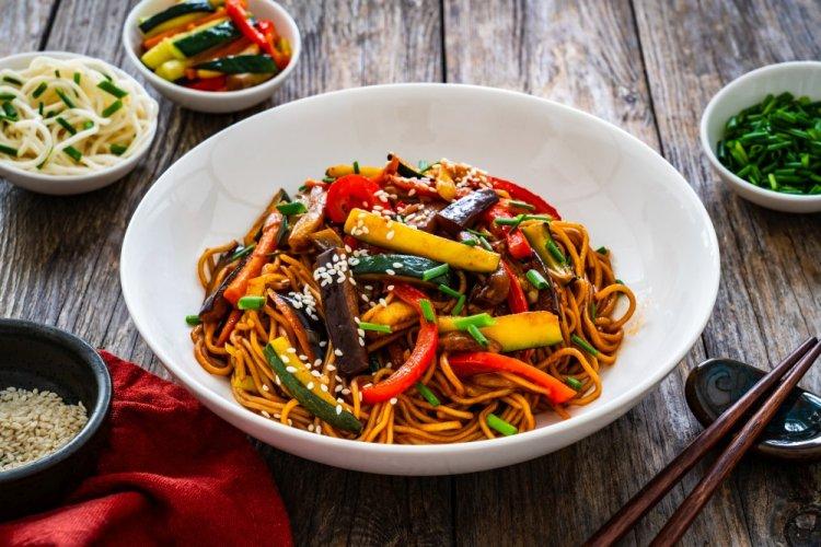 Удон с говядиной и баклажанами