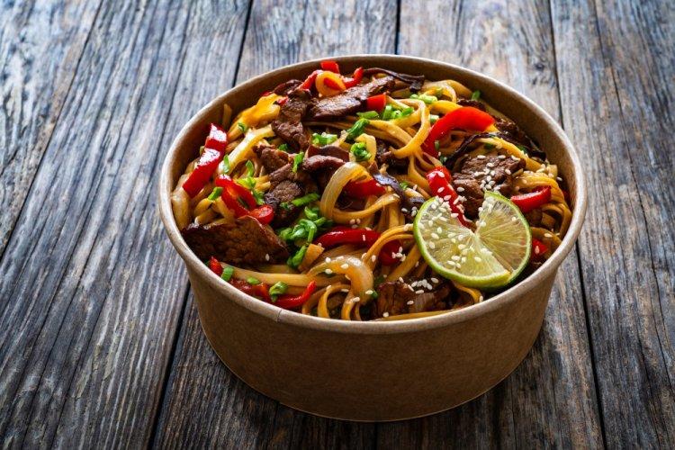 Удон с говядиной и кабачками