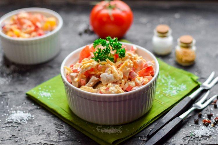 Салат с крабовыми палочками и помидорами