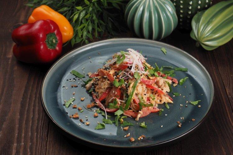 Фунчоза с крабовыми палочками и овощами