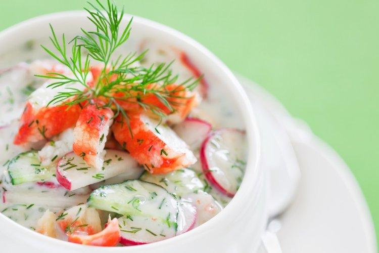 Окрошка с крабовыми палочками