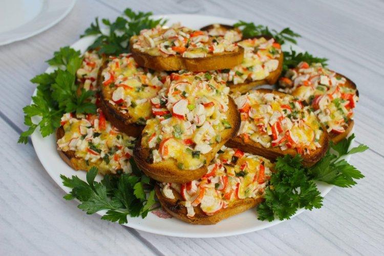 Горячие бутерброды с крабовыми палочками