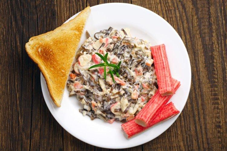 Салат с морской капустой и крабовыми палочками