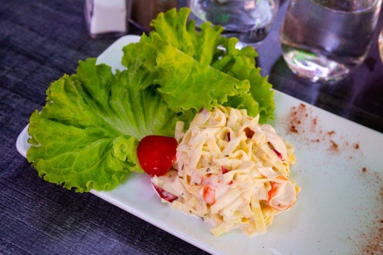 Макароны с крабовыми палочками