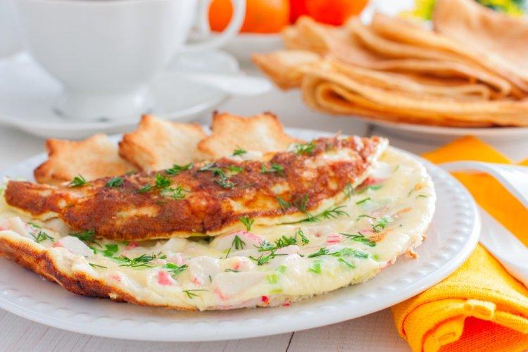 Омлет с крабовыми палочками