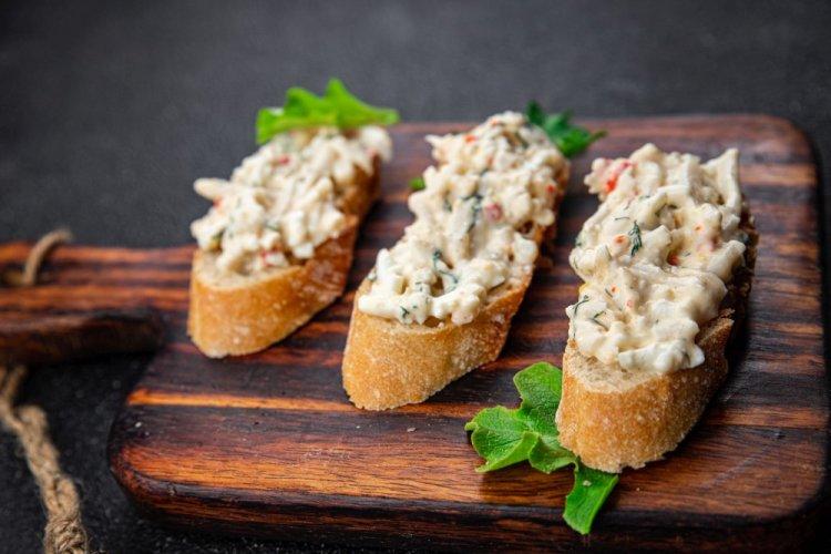 Паштет из творога с крабовыми палочками и огурцами