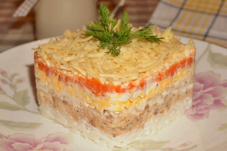 Салат с рисом и копченой рыбой