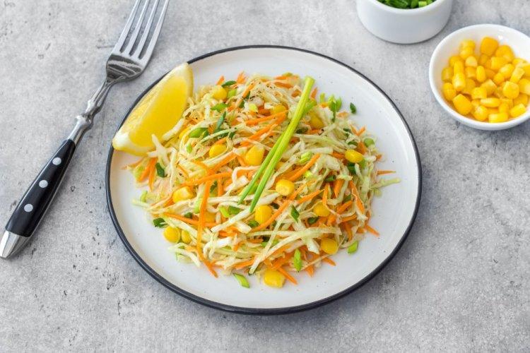 ПП салат с капустой и кукурузой