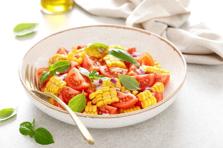 ПП салат с кукурузой и помидорами