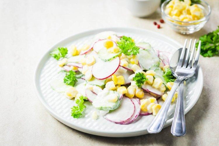 ПП салат с кукурузой, морковью и редисом