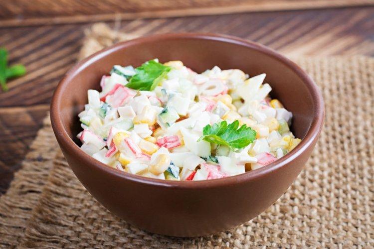 ПП салат с крабовыми палочками и кукурузой