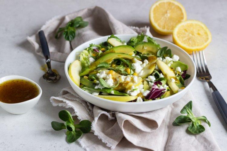 ПП салат с творогом, яблоком и кукурузой