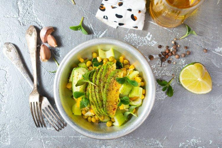 ПП салат с авокадо, кукурузой и сельдереем