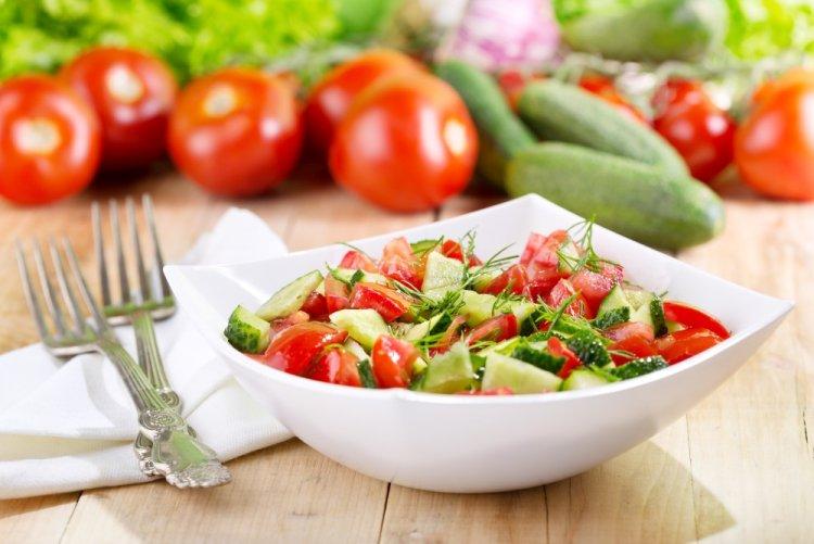 Салат с овощами и овсяными хлопьями