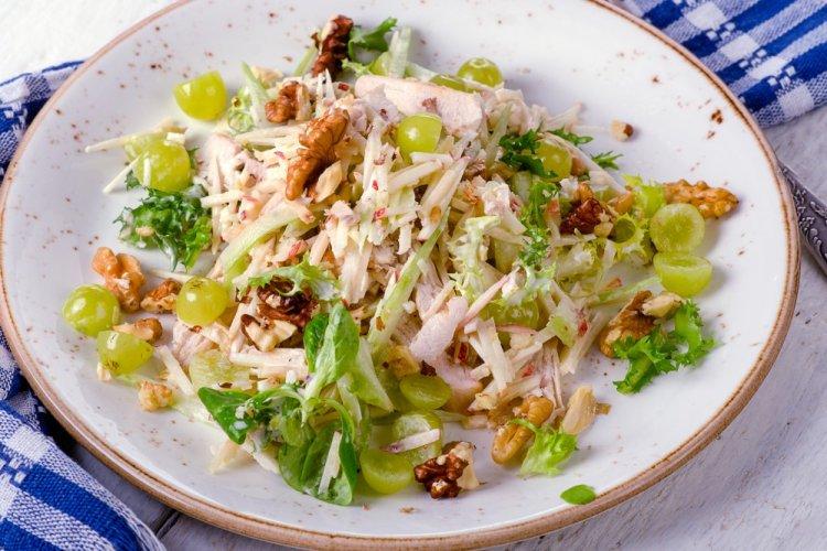 Салат с куриным филе и фруктами