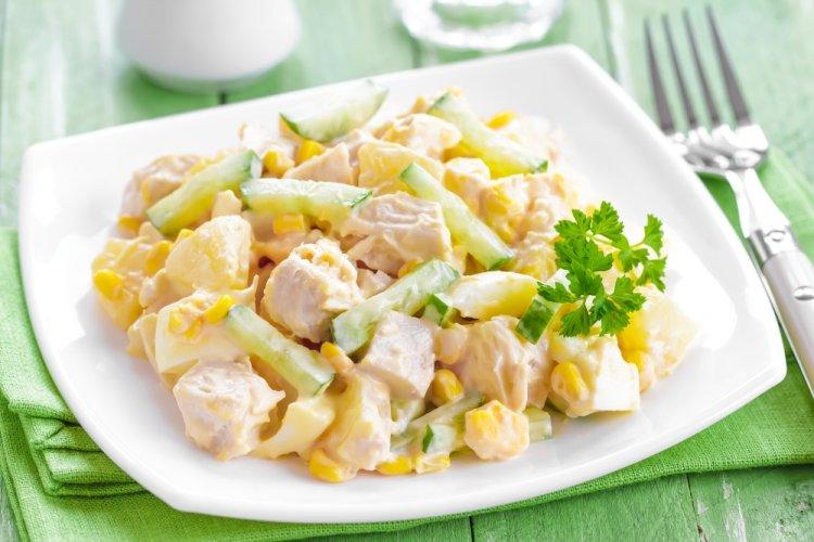 Салат с курицей и омлетом