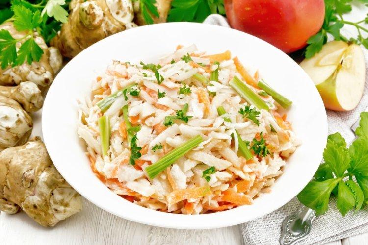 Салат с яблоками и сыром на завтрак