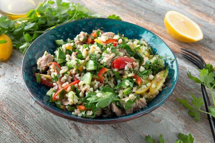 Салат с булгуром, помидорами и огурцами