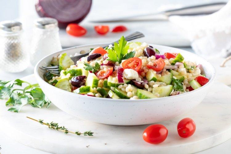 Салат с кускусом и оливками