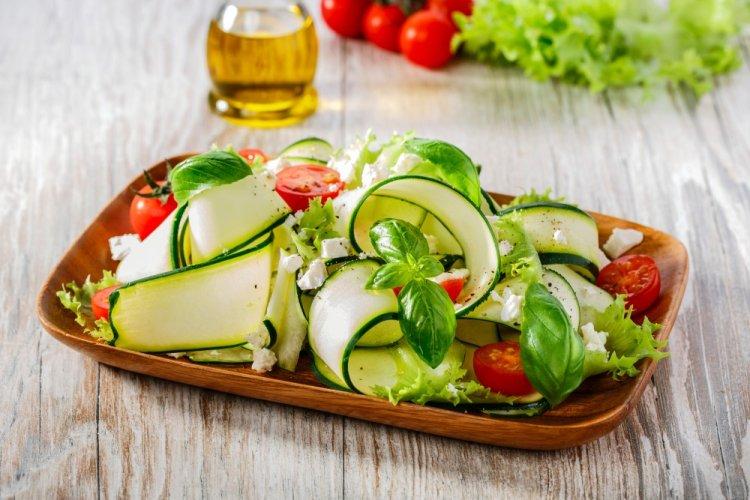 Салат со свежими кабачками и творожным сыром