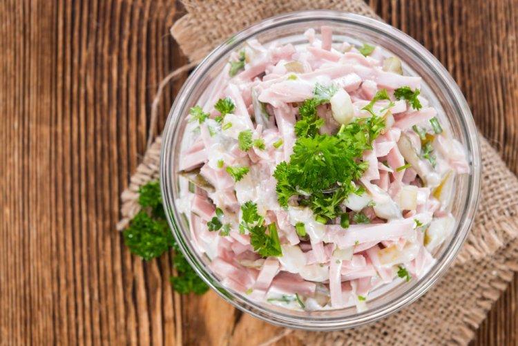 Салат с ветчиной и яблоками