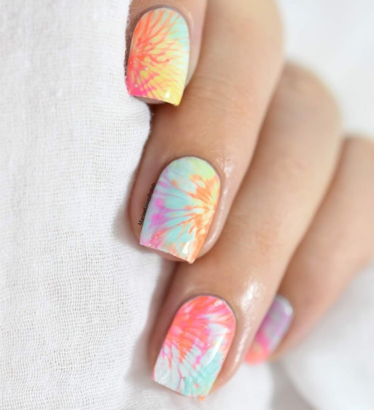 Маникюр tie-dye