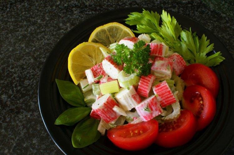 Салат с крабовыми палочками, дыней и греческим йогуртом