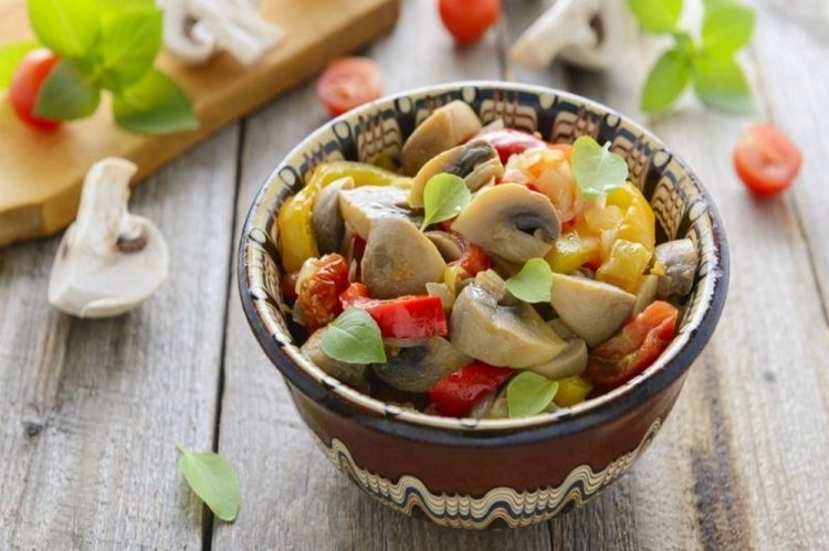 Салат с овощами, кресс-салатом и грибами Салат с овощами, кресс-салатом и грибами