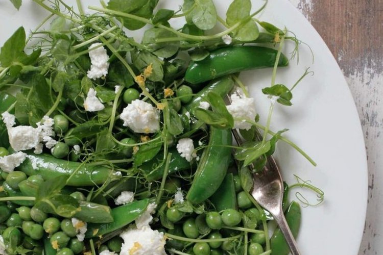 Салат с зеленым горошком, кресс-салатом и козьим сыром Салат с зеленым горошком, кресс-салатом и козьим сыром