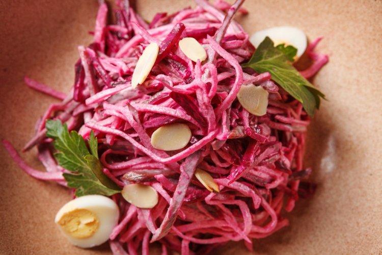 Салат со свеклой, молодой капустой и греческим йогуртом